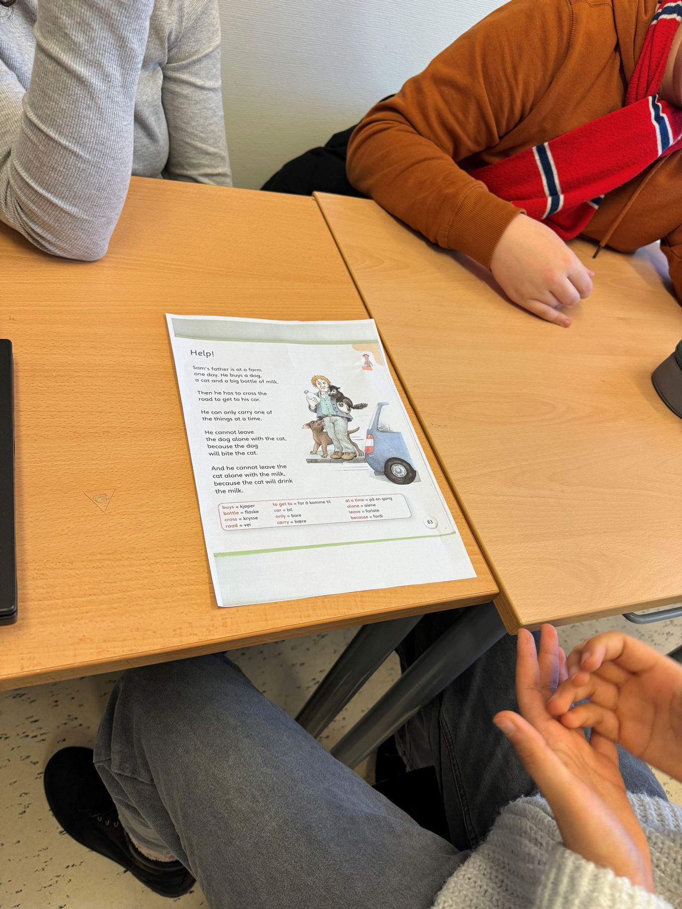 Tre elever sitter med en engelskoppgave foran seg