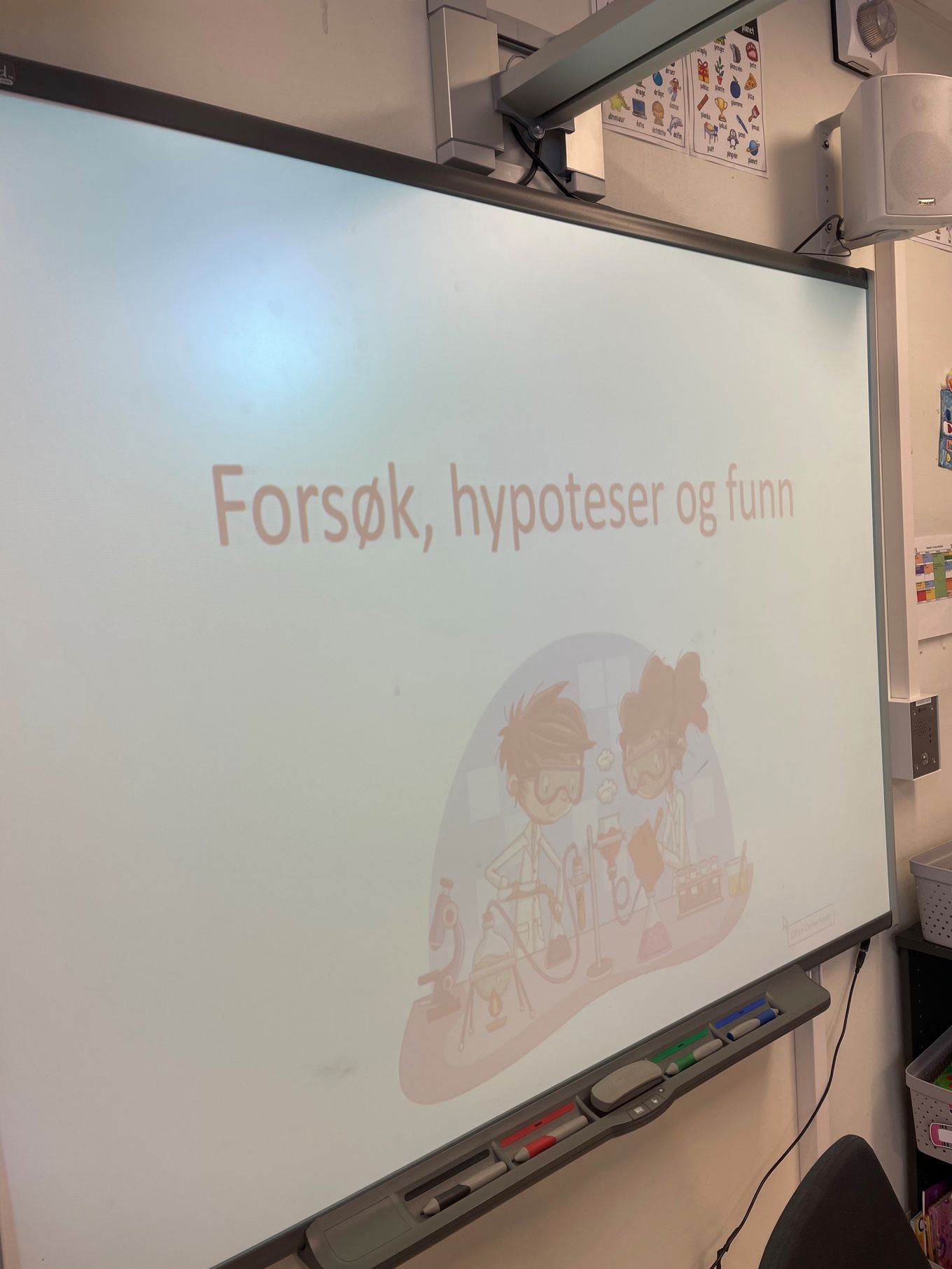 Tekst på en tavle, det står forsøk, hypoteser og funn