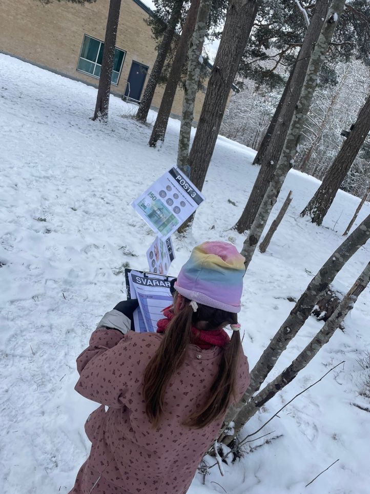 Foto: Ann-Cathrin Liljebakk en person som holder et skilt i snøen