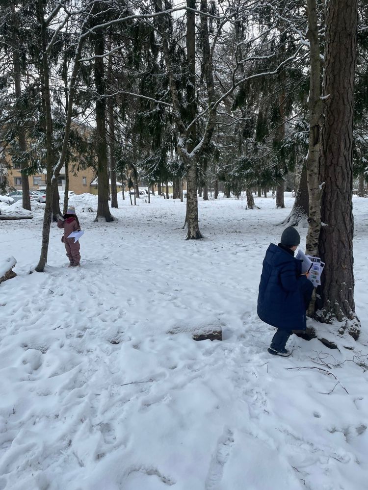 Foto: Ann-Cathrin Liljebakk To barn som jobber med rebus og ulike poser
