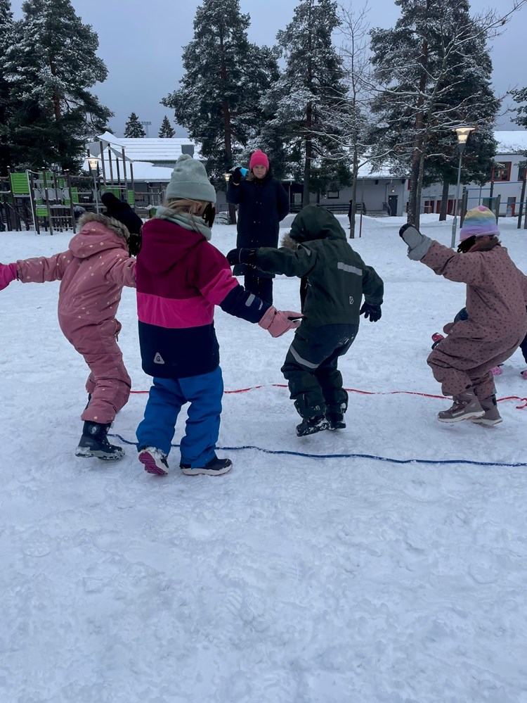 Barn som hopper i snøen