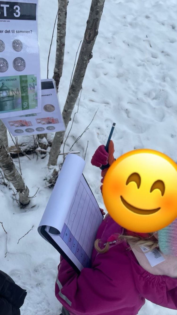 Foto: Ann-Cathrin Liljebakk Et barn som skriver på et skjema