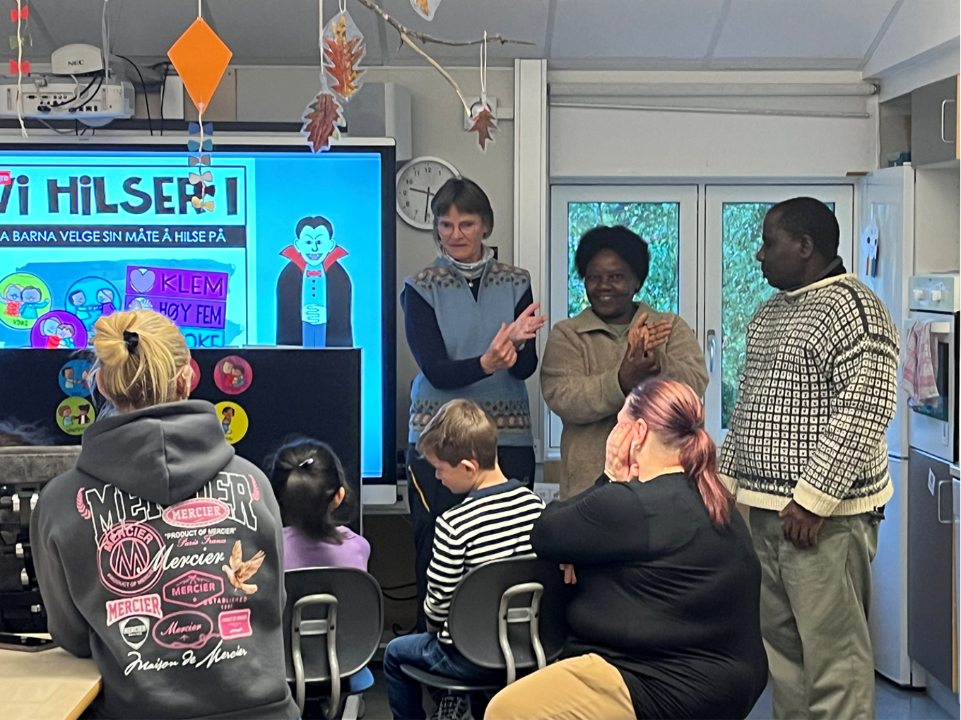 Foto: Toini Rysstad en gruppe personer i et rom