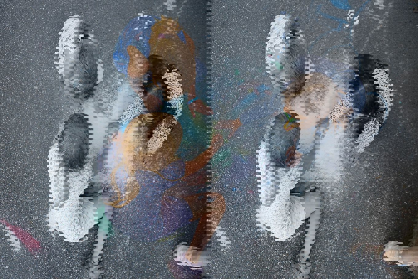 en gruppe barnr som leker på gaten en gruppe barnr som leker på gaten