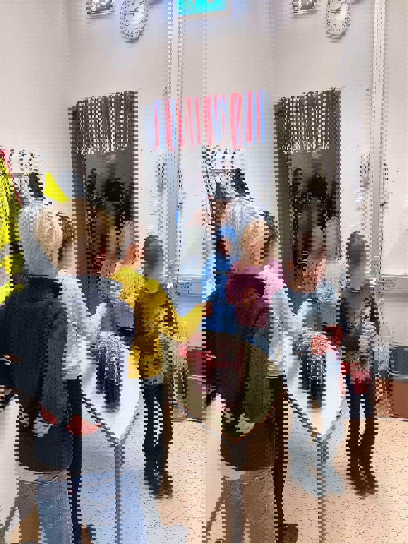 Barn som går inn i et rom og får servert saft