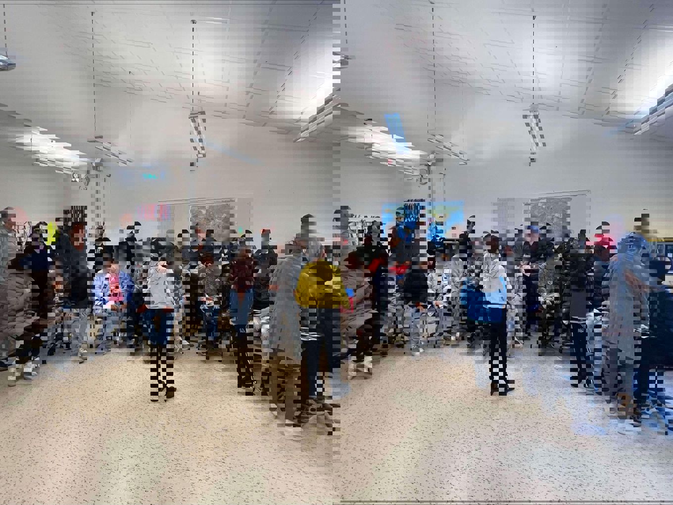 en gruppe mennesker som sitter i et rom