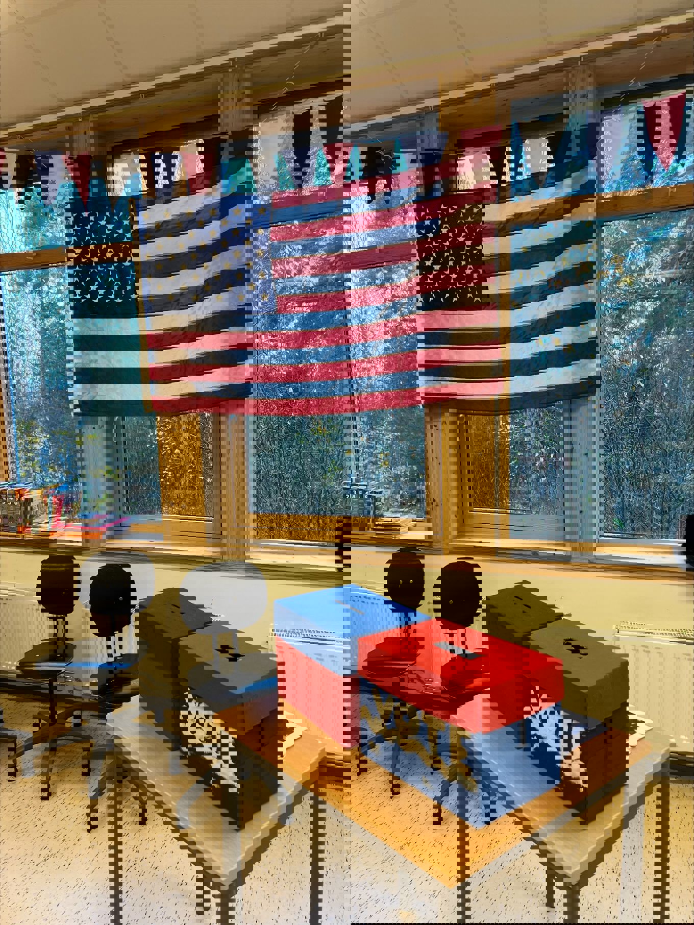 Amerikansk flagg på vinduet og to stemmeurner