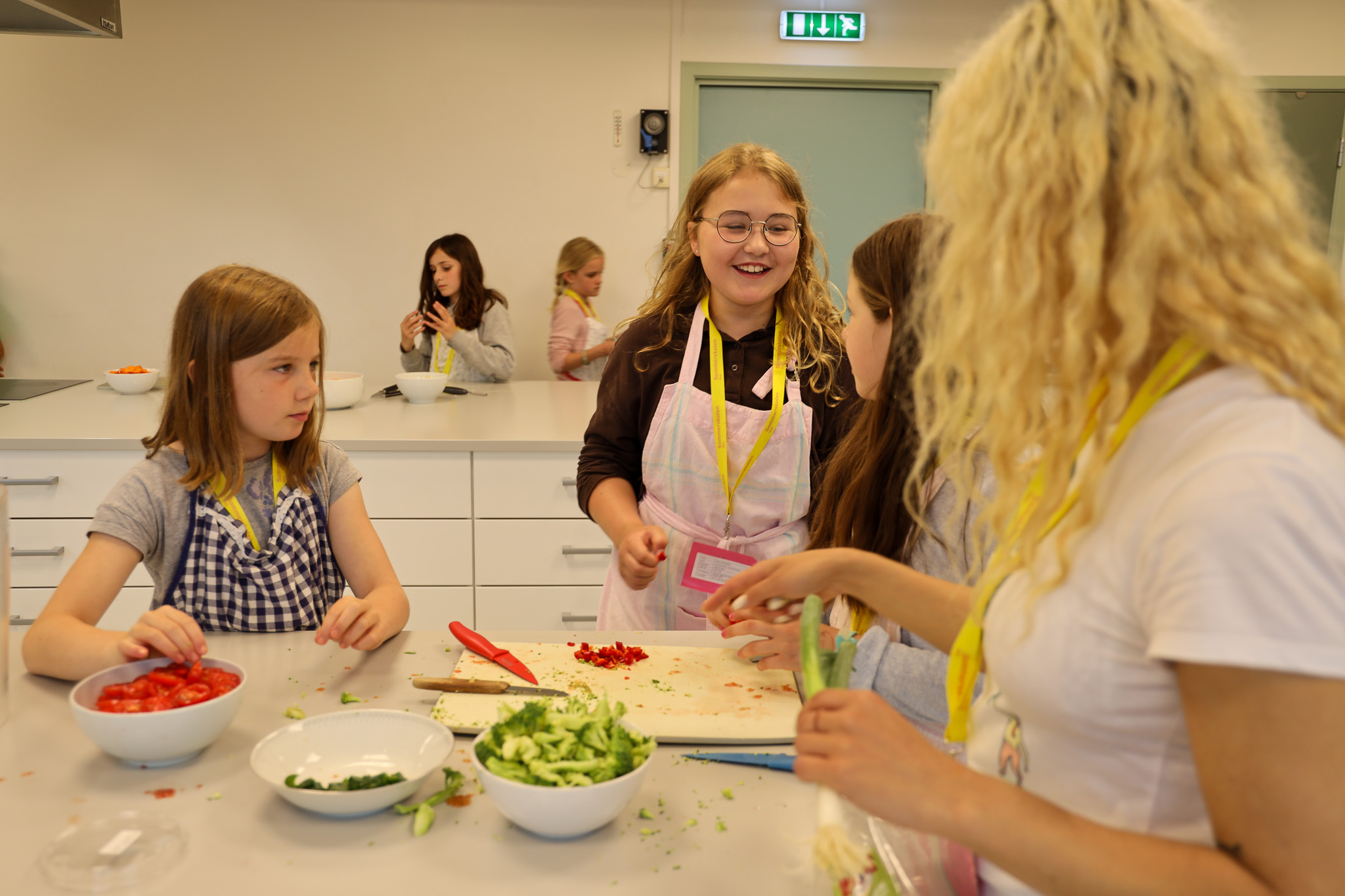 En gruppe mennesker på et kjøkken