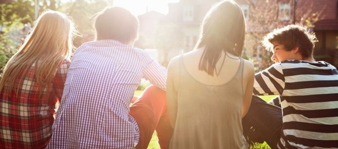 Foto: NTB scanpix Credit: Oslo kommune Gjeng med ungdom sitter i solen.